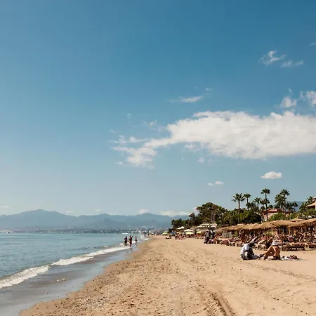 別荘 Cozy By The In Costabella,