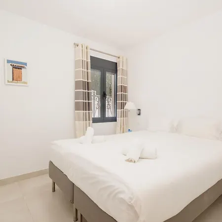 Cozy By The In Costabella, Ferienhaus *