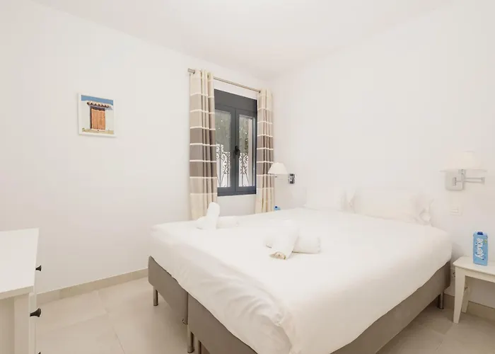Cozy By The In Costabella, Holiday home *
